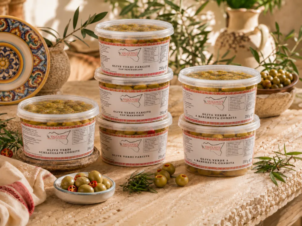 Vaschette di olive verdi condite Valgusto su tavolo in pietra